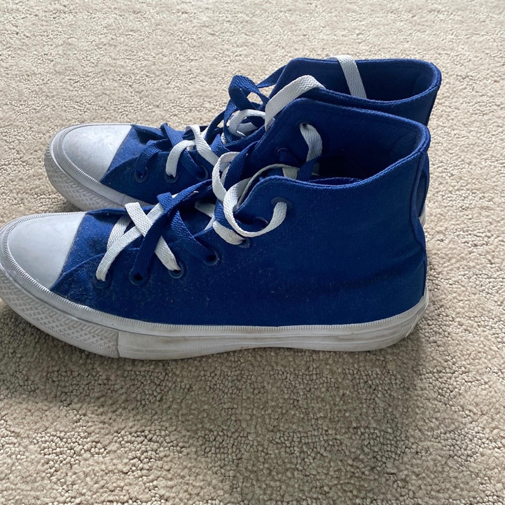 Kid’s Navy blue converse with blue and white laces